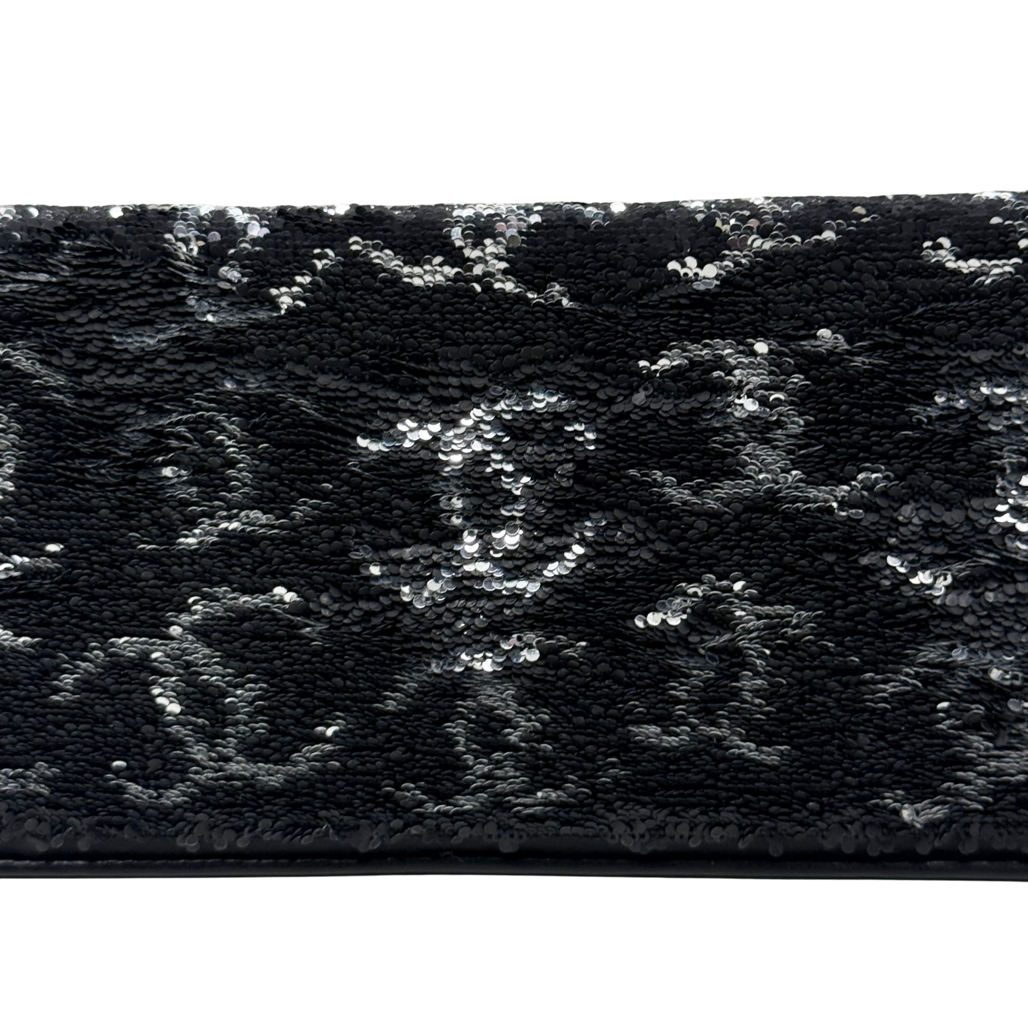 Chanel 23B Black Silver CC Logo Sequin Clutch On Chain Silver Hardware microchipped (pre-owned)