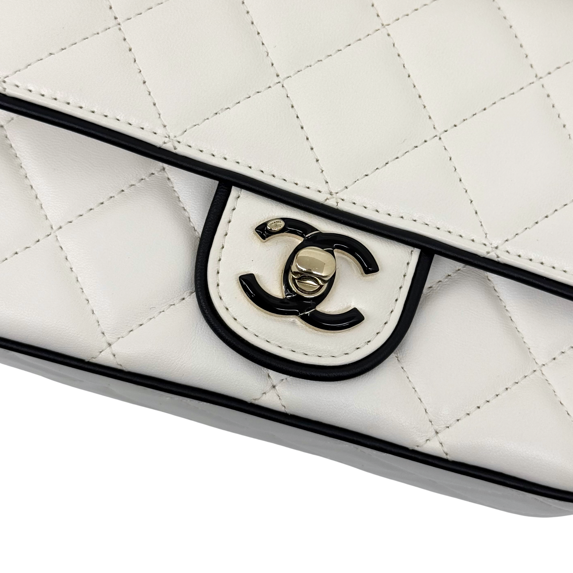 Pre-owned quilted shoulder bag front flap with CC logo plaque and black trim