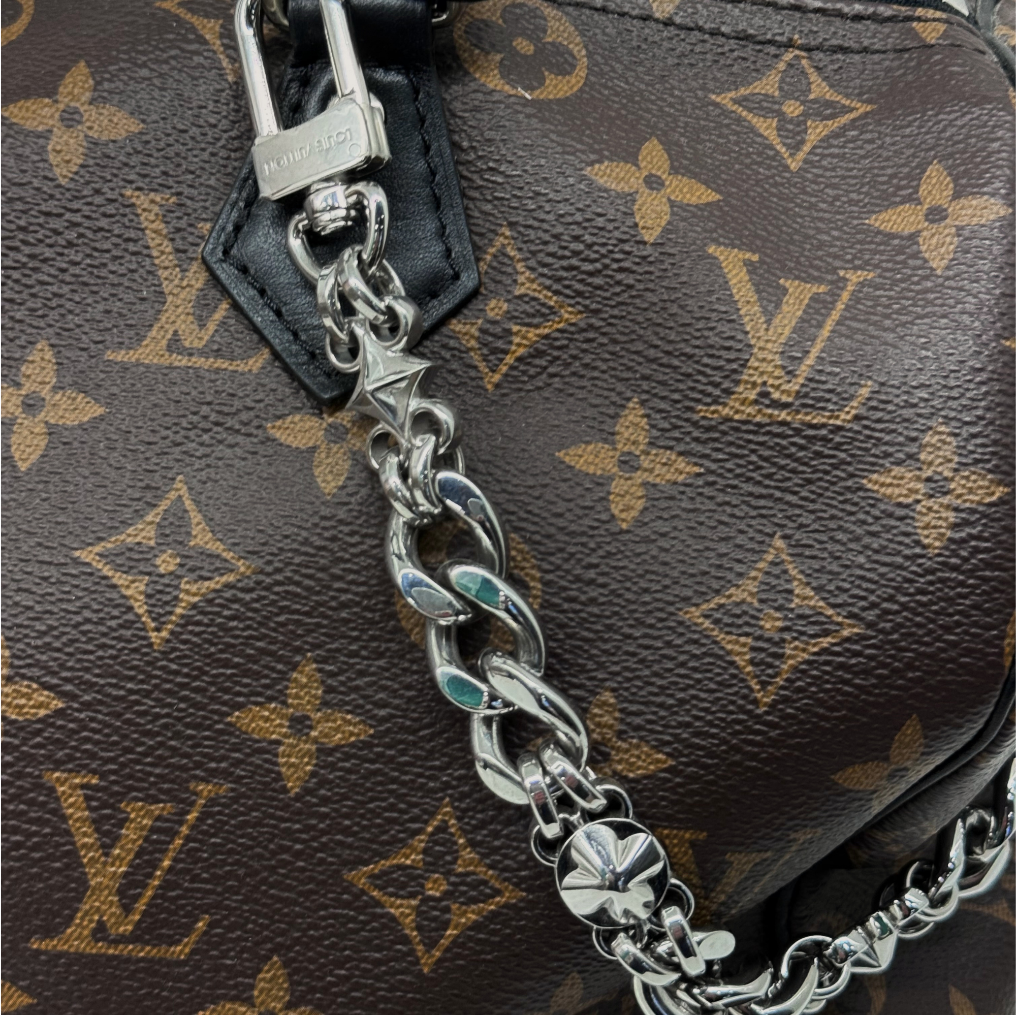 Louis Vuitton pre-owned monogram bag with silver chain strap and black leather clasp