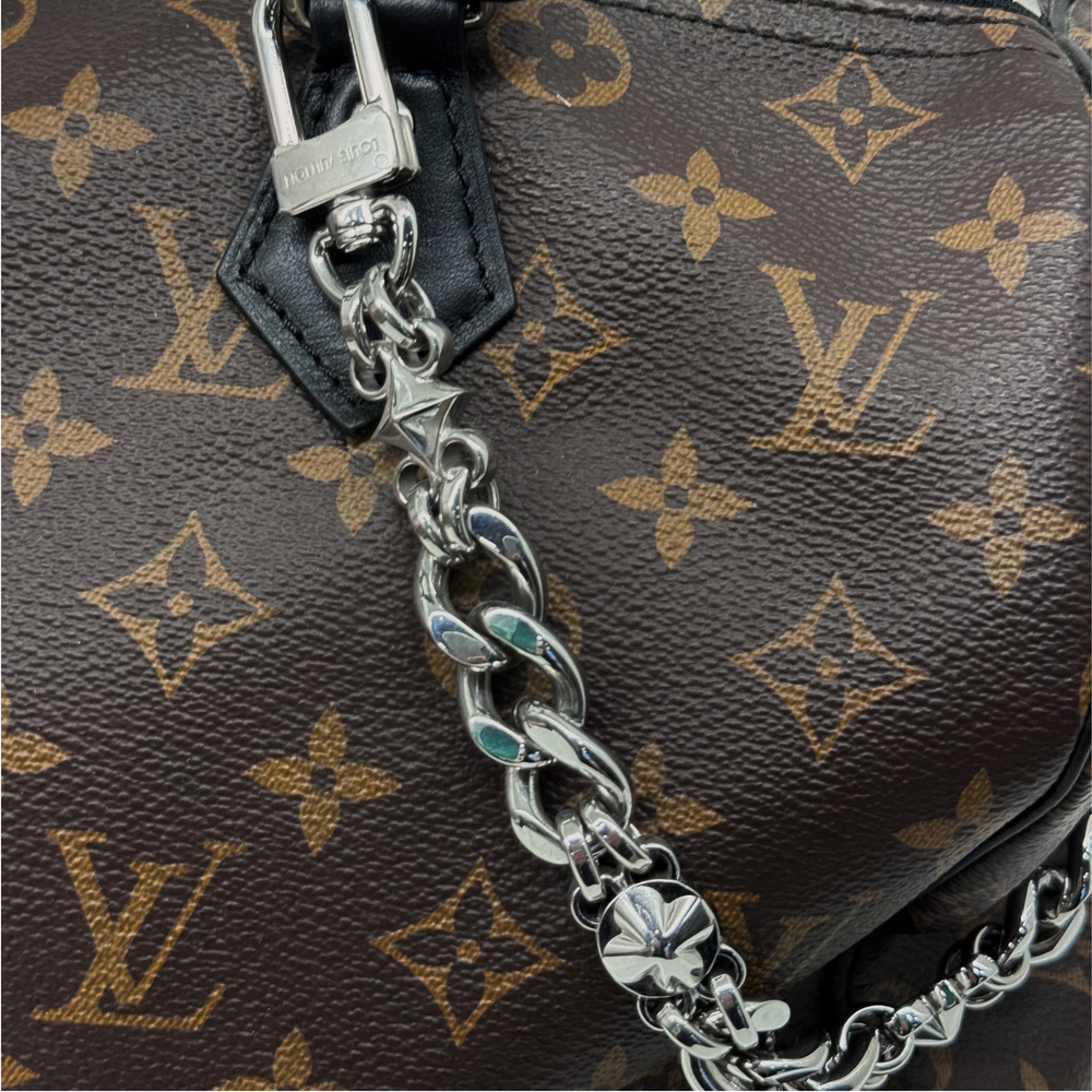 Louis Vuitton pre-owned monogram bag with silver chain strap and black leather clasp