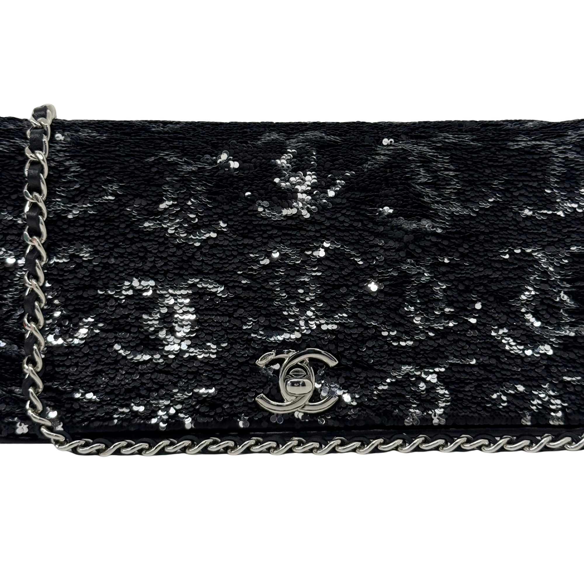 Chanel 23B Black Silver CC Logo Sequin Clutch On Chain Silver Hardware microchipped (pre-owned)
