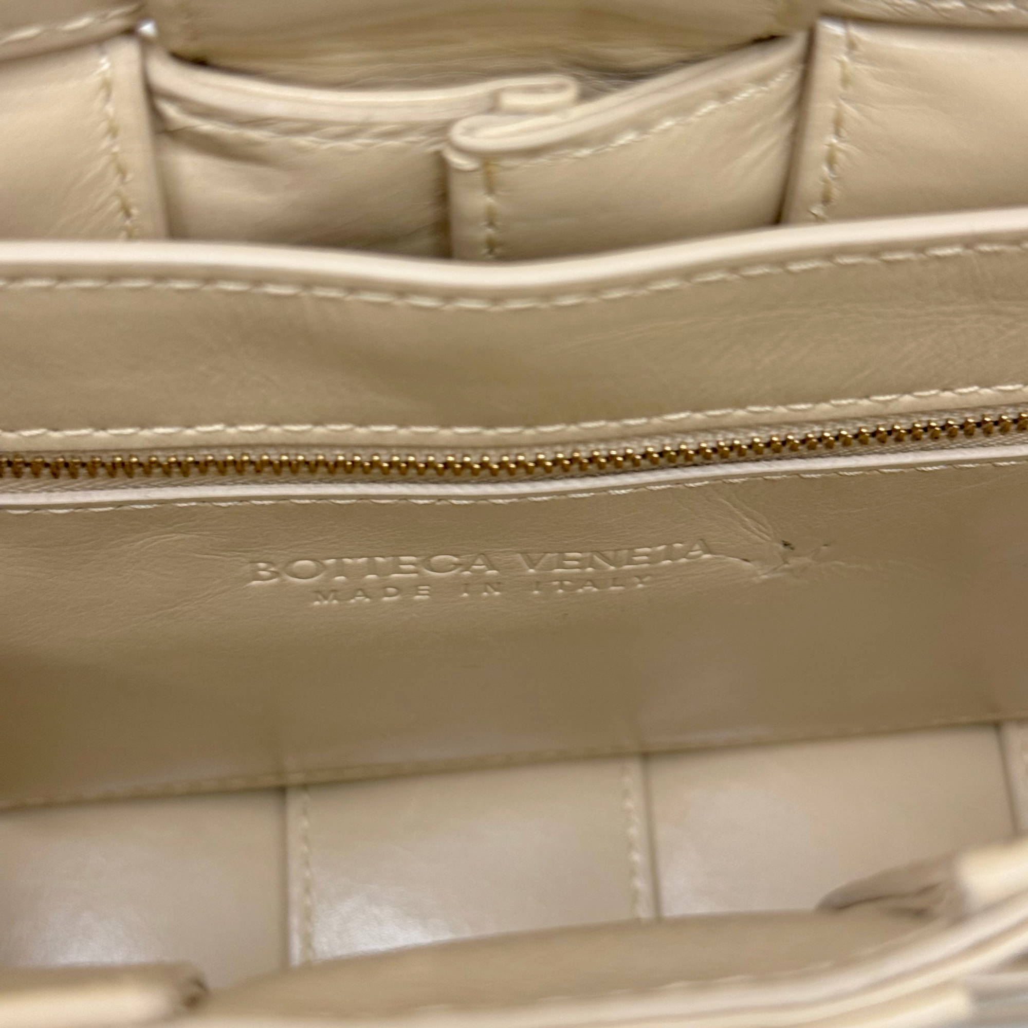 Bottega Calfskin Intreccio Plisse Cassette Crossbody Bag Porridge / beige (brand new)