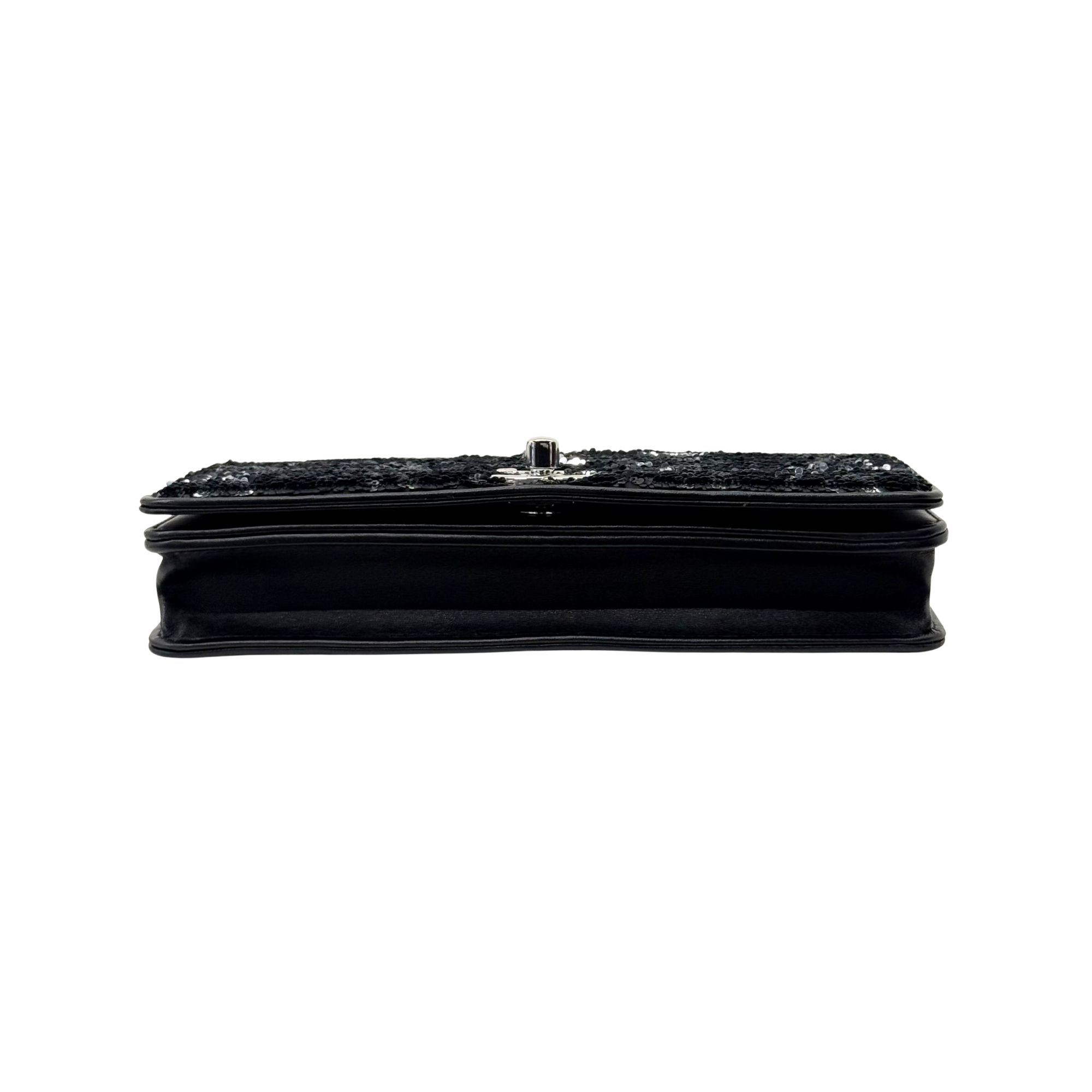 Chanel 23B Black Silver CC Logo Sequin Clutch On Chain Silver Hardware microchipped (pre-owned)