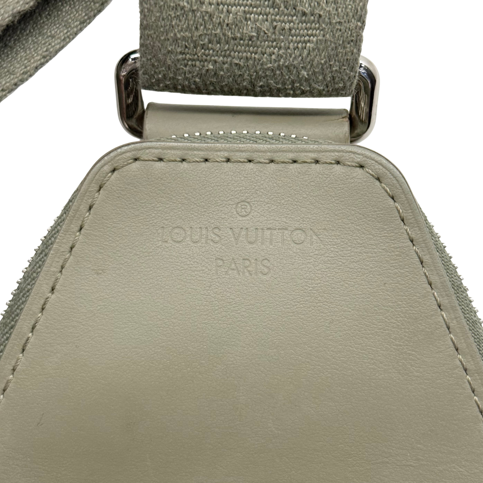 Pre-owned crossbody bag leather top flap with logo debossing and metal D-ring