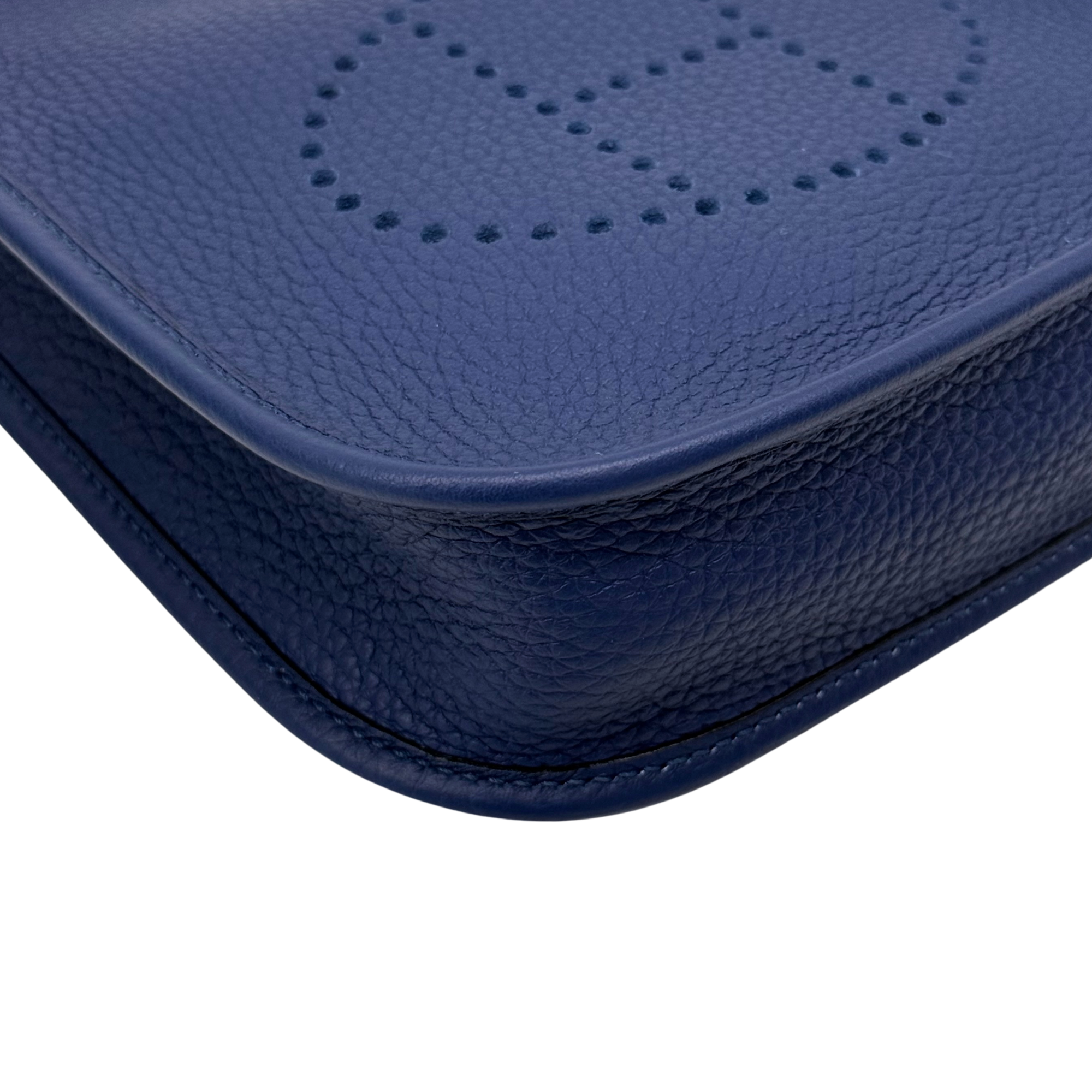 Navy blue base corner of Evelyne 16 crossbody bag with curved stitched edge