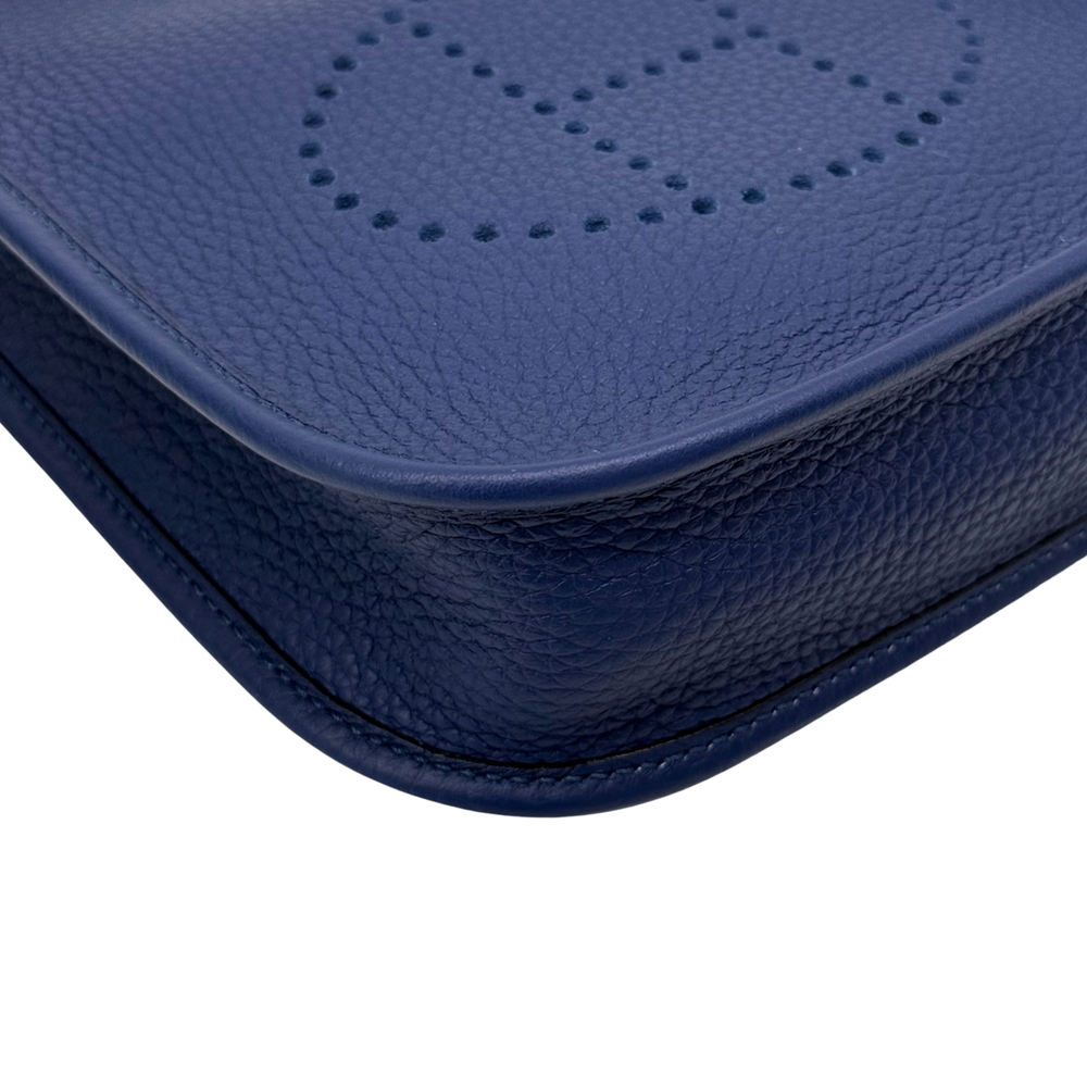 Navy blue base corner of Evelyne 16 crossbody bag with curved stitched edge