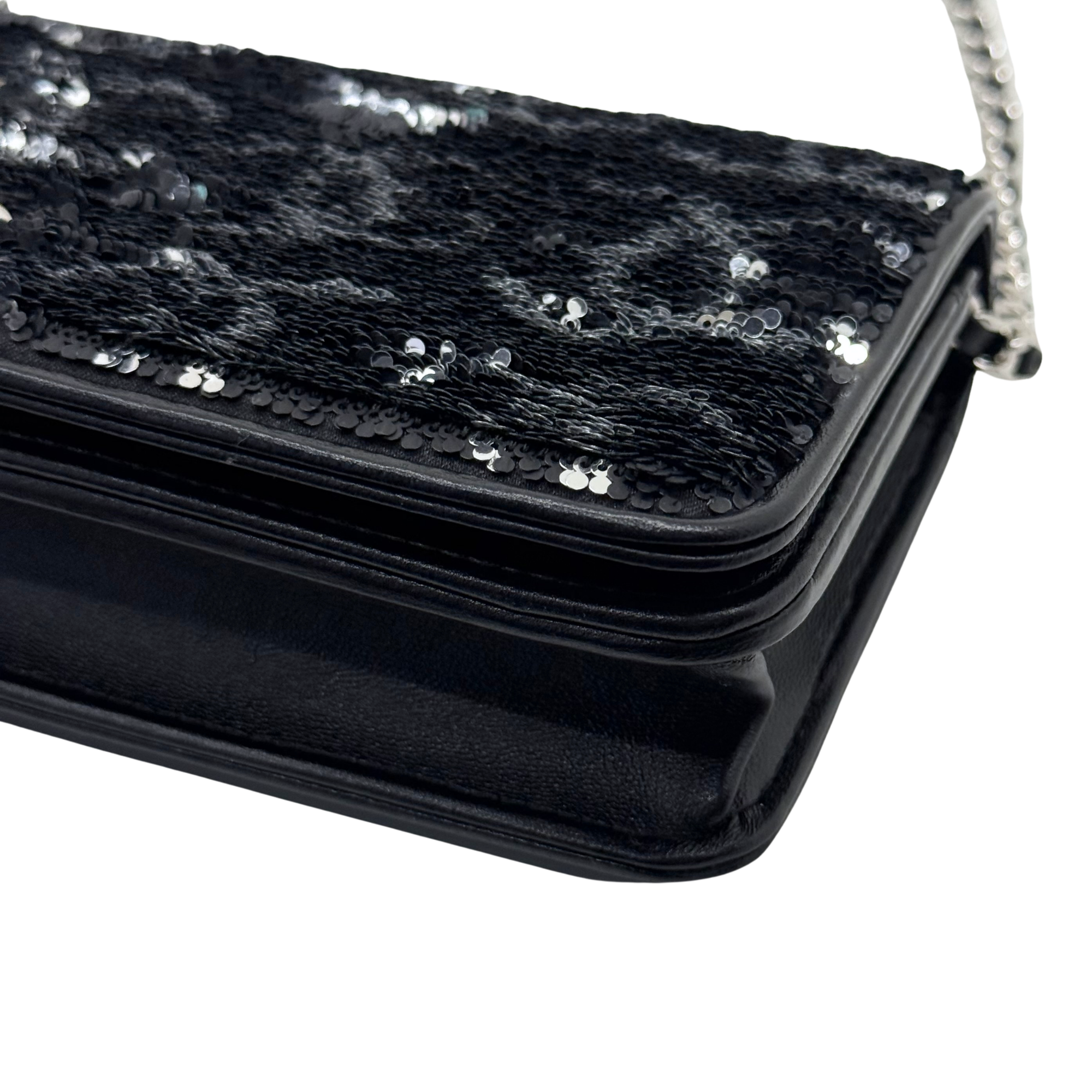 Chanel 23B Black Silver CC Logo Sequin Clutch On Chain Silver Hardware microchipped (pre-owned)