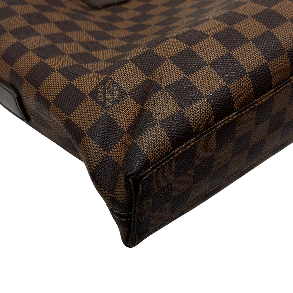 Pre-owned Louis Vuitton checkered handbag corner with stitched leather edge and logo mark