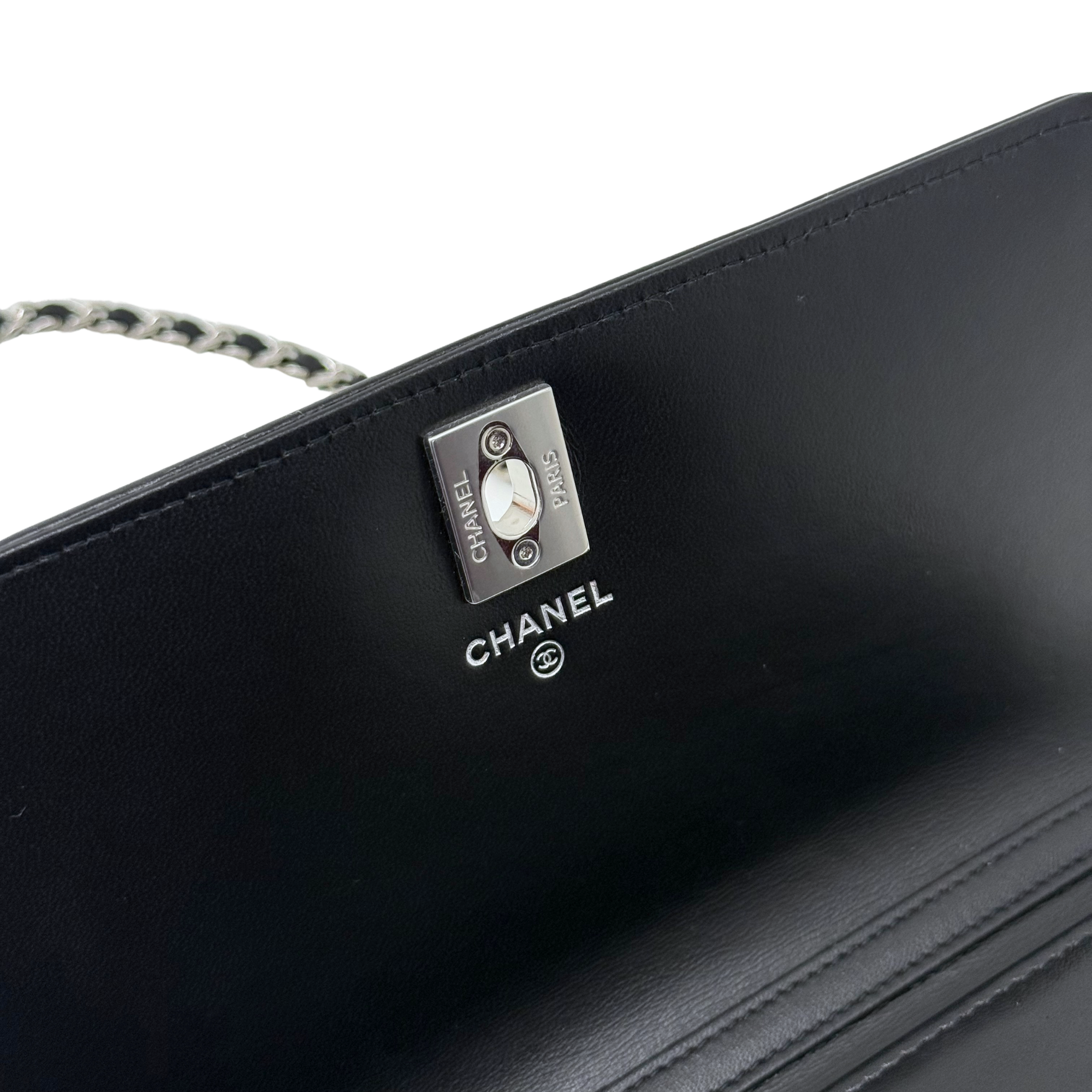 Chanel 23B Black Silver CC Logo Sequin Clutch On Chain Silver Hardware microchipped (pre-owned)