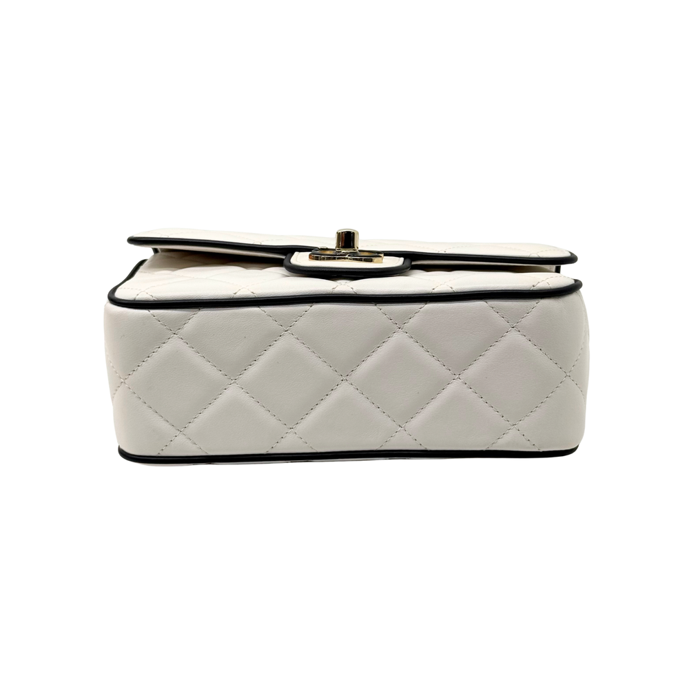 Pre-owned quilted shoulder bag top with gold-tone turn-lock hardware