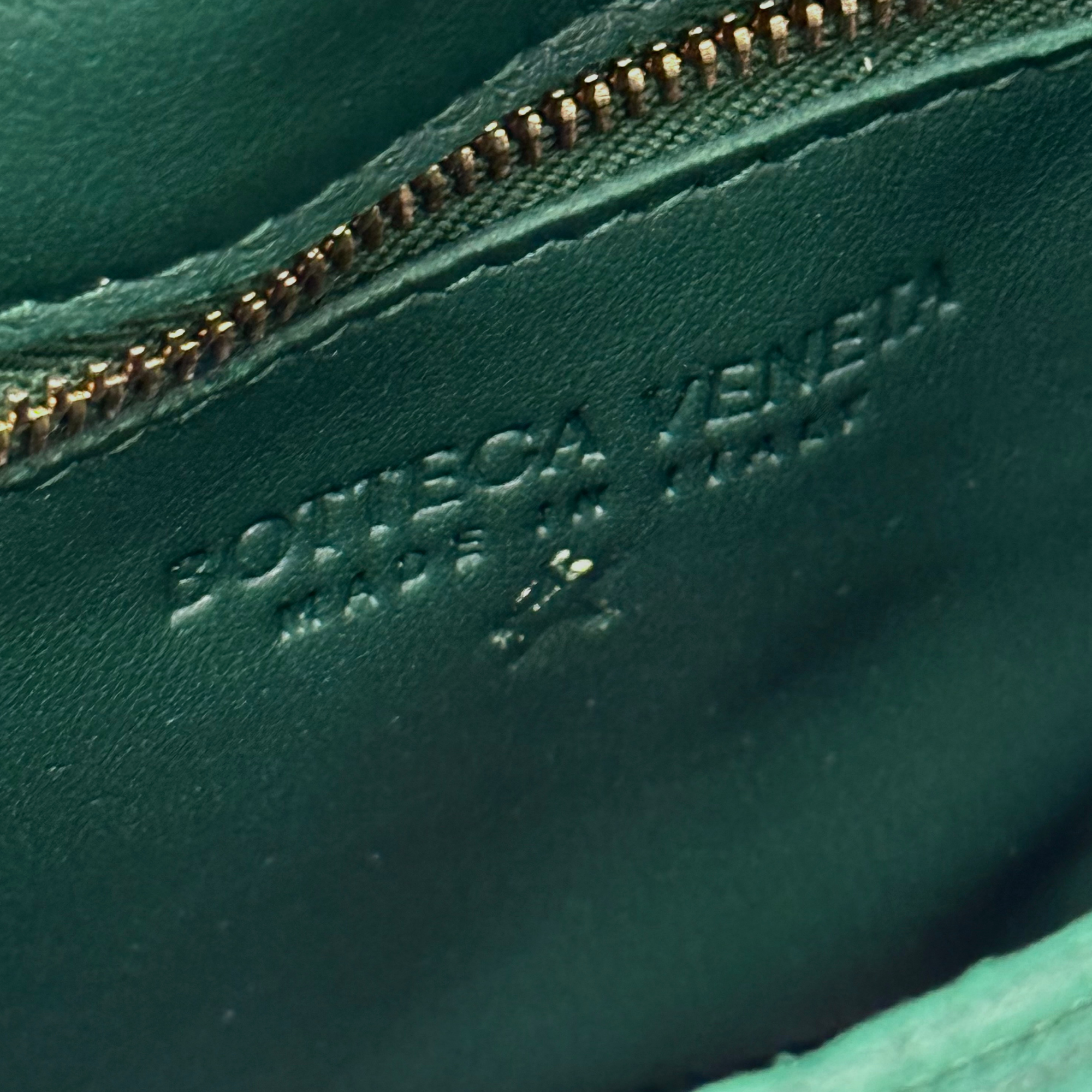 Bottega Veneta green leather bag zipper with embossed logo detail