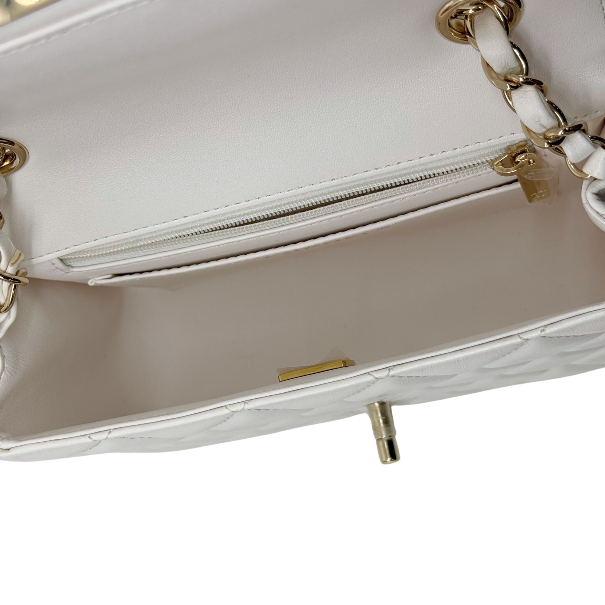 Pre-owned quilted shoulder bag interior with gold-tone zipper pull and trim