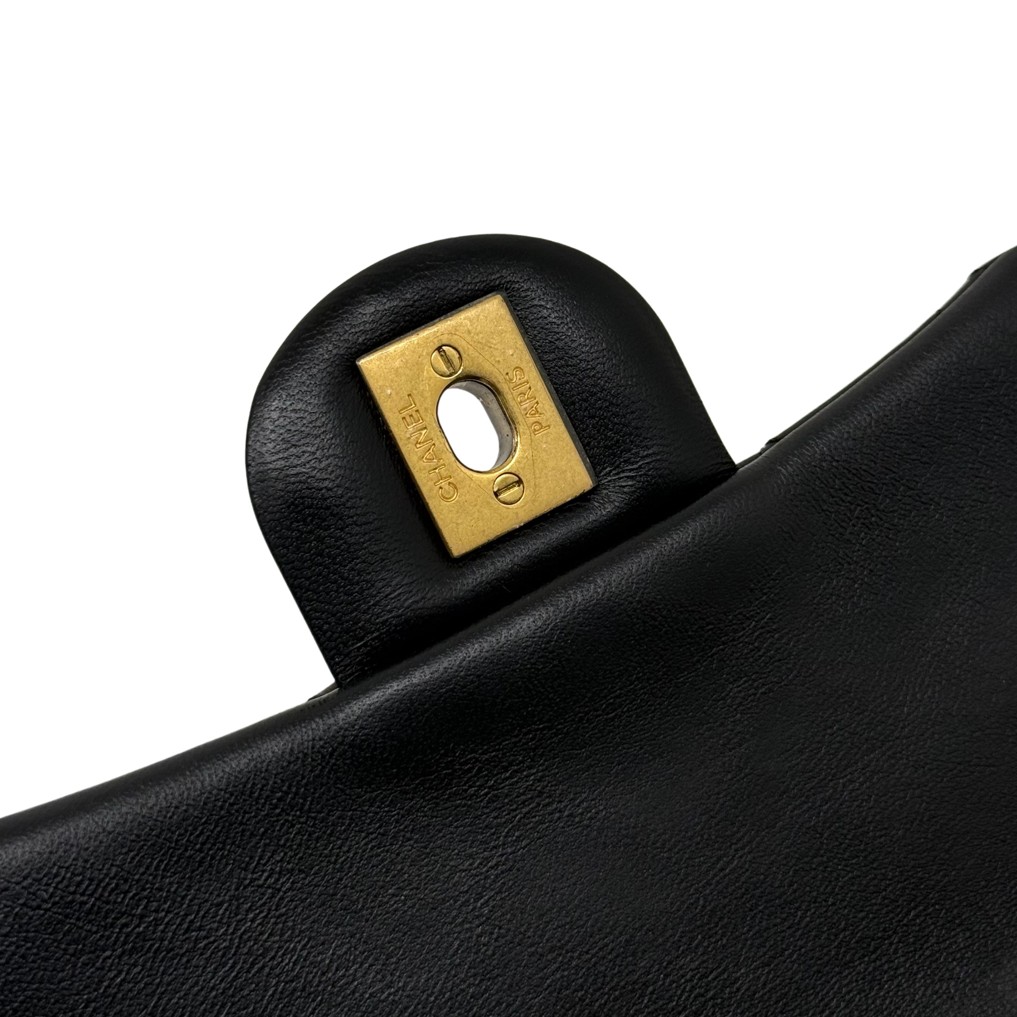 Pre-owned quilted shoulder bag leather pull with gold-toned logo plate and keyhole cutout