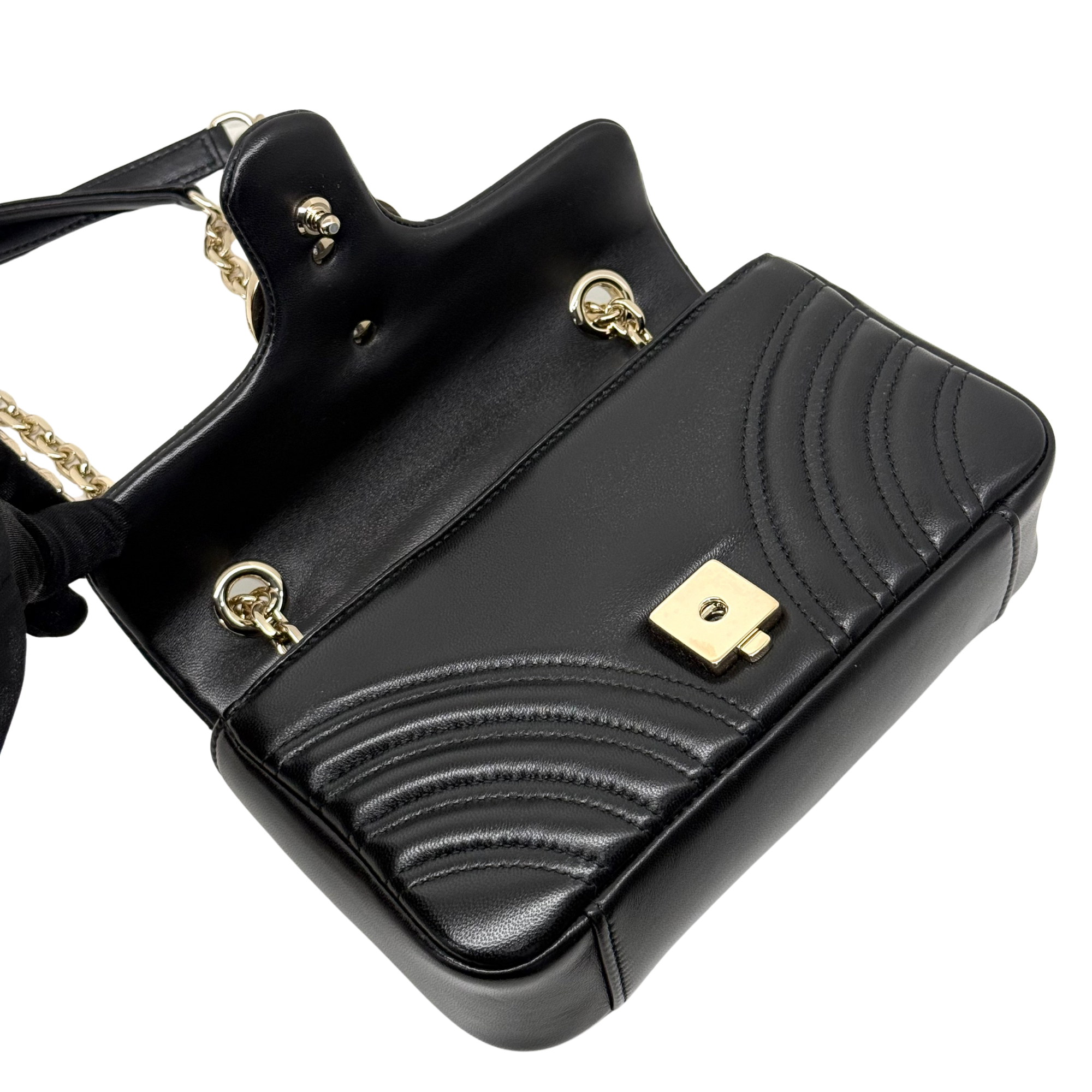 Gucci shoulder bag open top with black leather interior and gold chain strap hardware