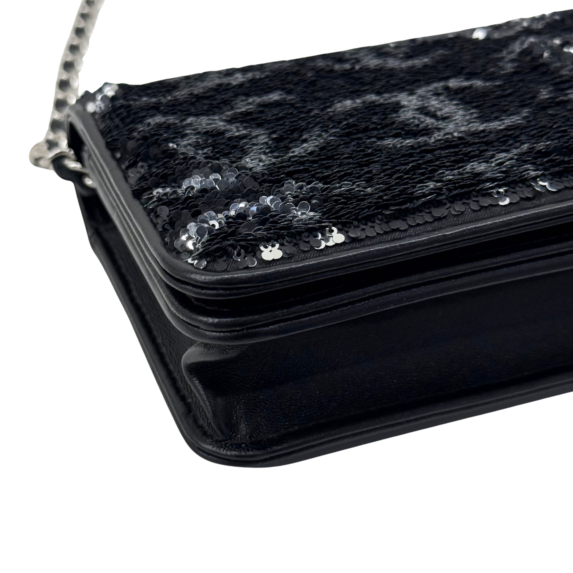 Chanel 23B Black Silver CC Logo Sequin Clutch On Chain Silver Hardware microchipped (pre-owned)