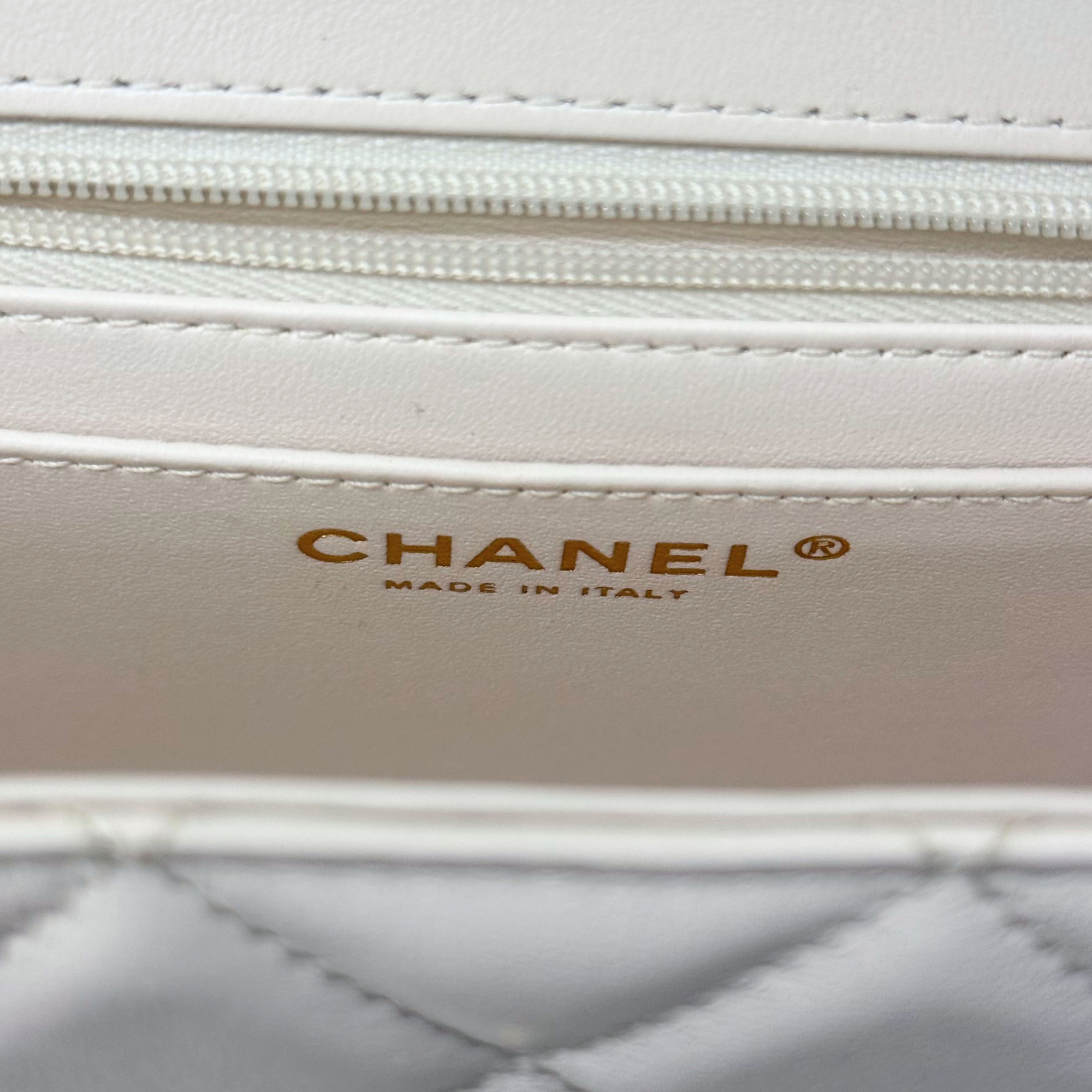 Pre-owned leather bag with CHANEL and MADE IN ITALY stamp on inner panel