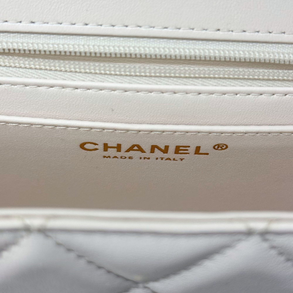 Pre-owned leather bag with CHANEL and MADE IN ITALY stamp on inner panel