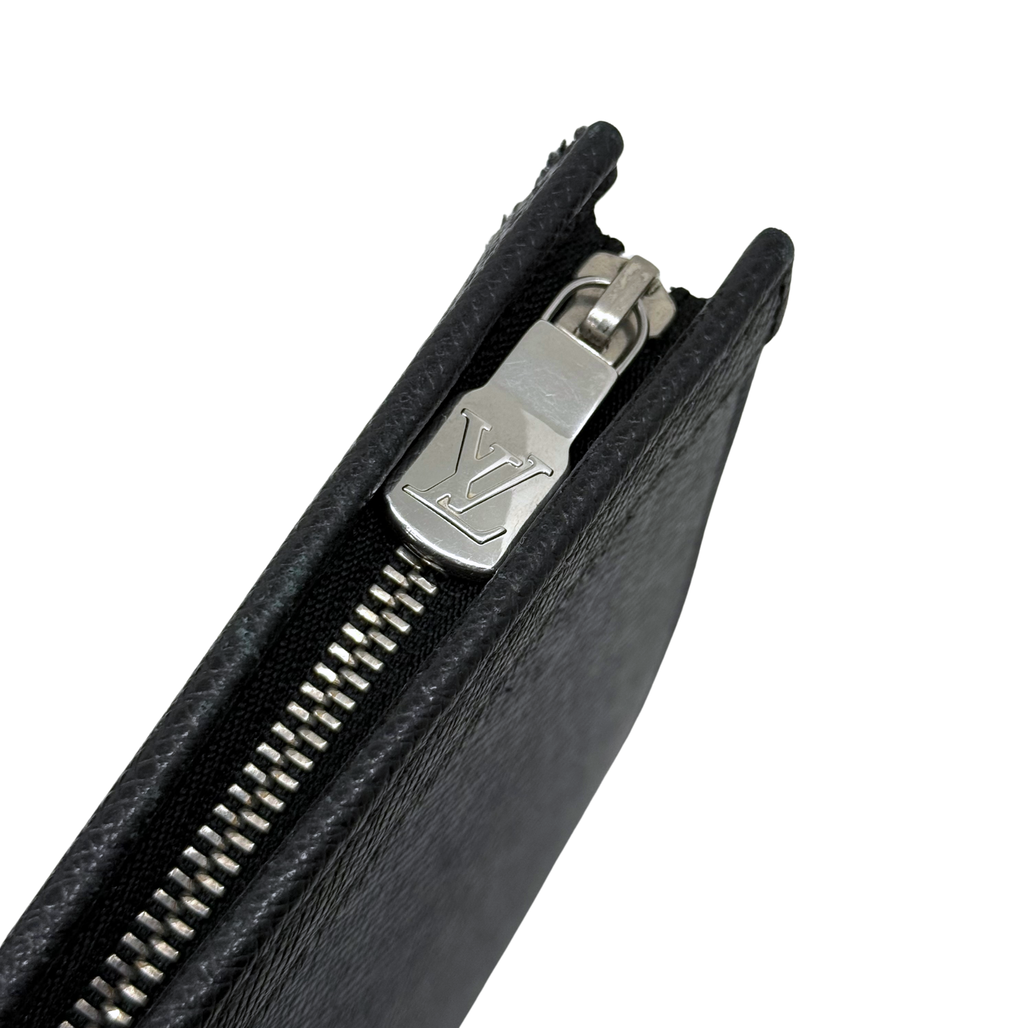 Louis Vuitton Pochette Voyage Taiga Leather MM (pre-owned)