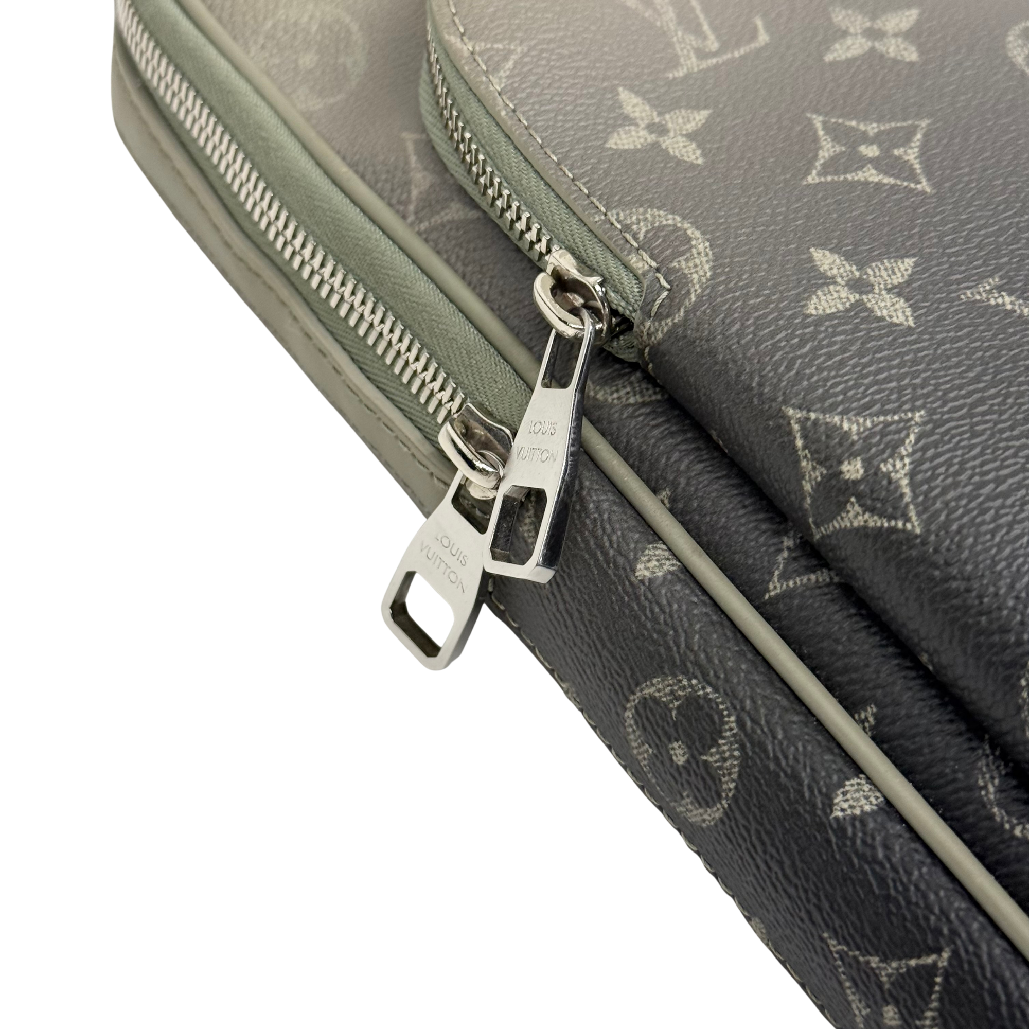 Pre-owned crossbody bag zipper track with metal pulls and beige leather trim