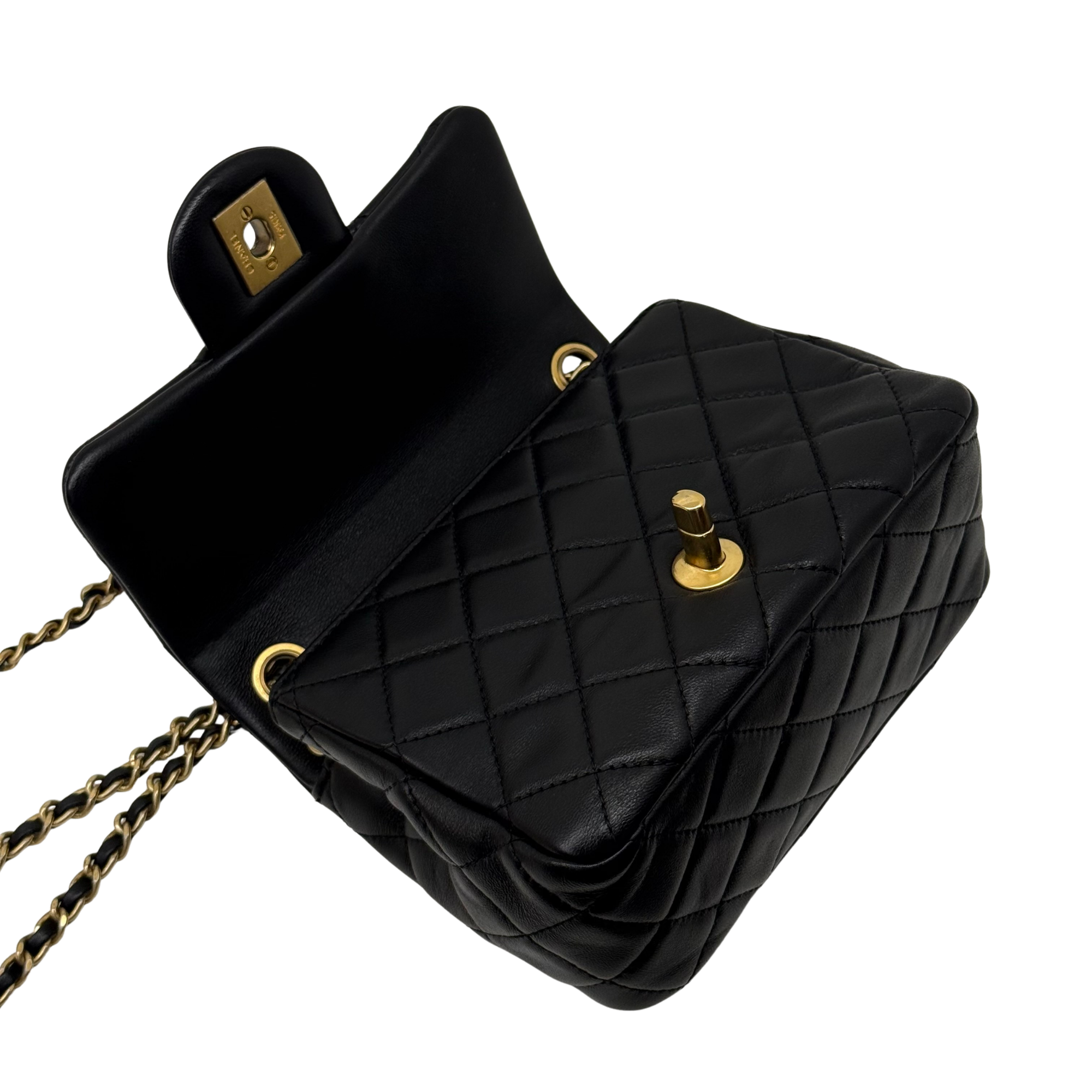 Pre-owned quilted shoulder bag with chain strap, black leather and gold snap detail on flap