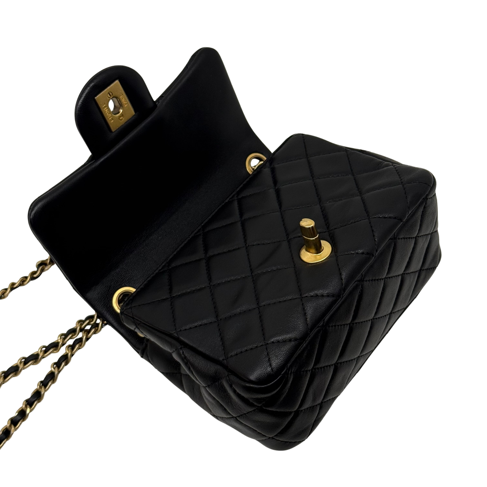 Pre-owned quilted shoulder bag with chain strap, black leather and gold snap detail on flap