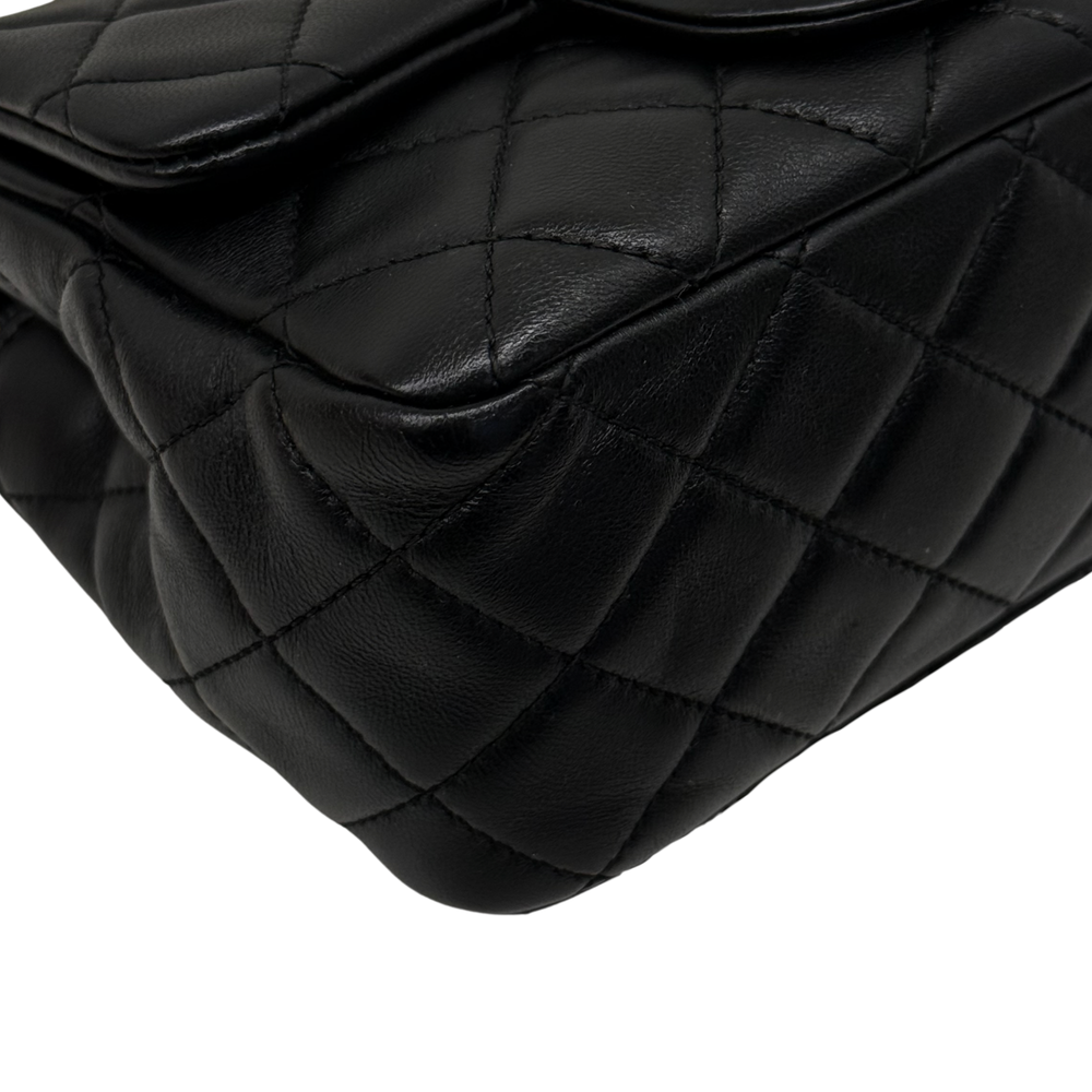 Pre-owned quilted shoulder bag corner close-up with black leather diamond stitching