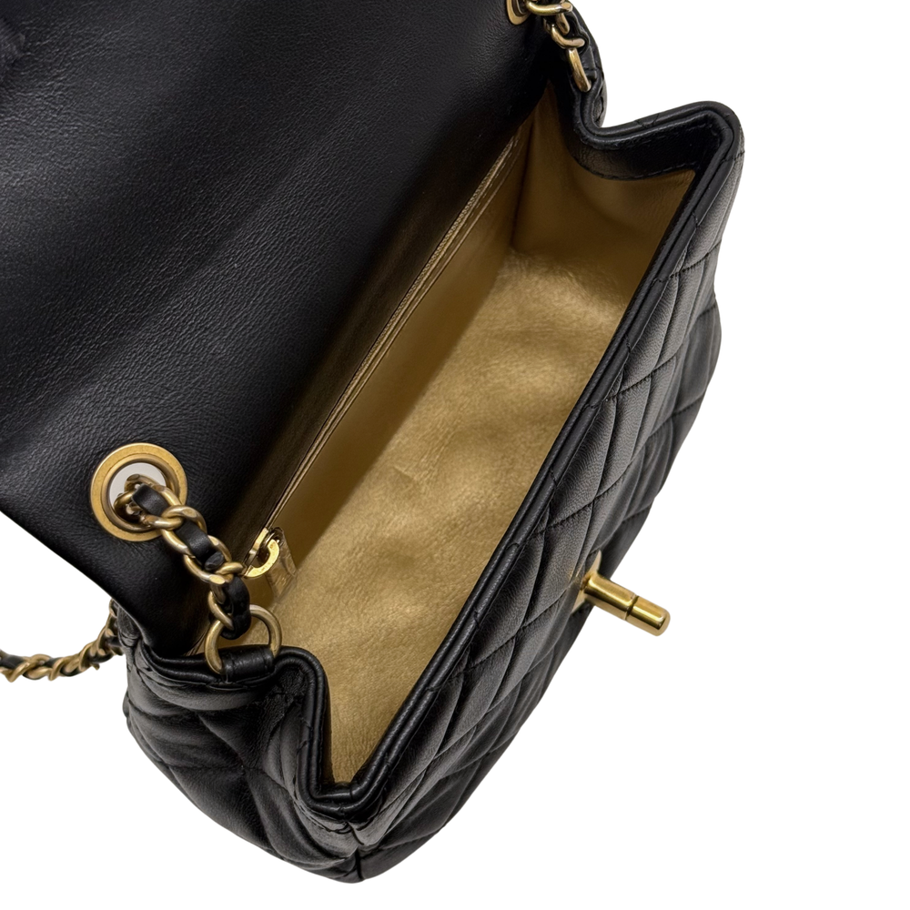 Pre-owned quilted shoulder bag with open flap, black leather, gold ring and chain hardware