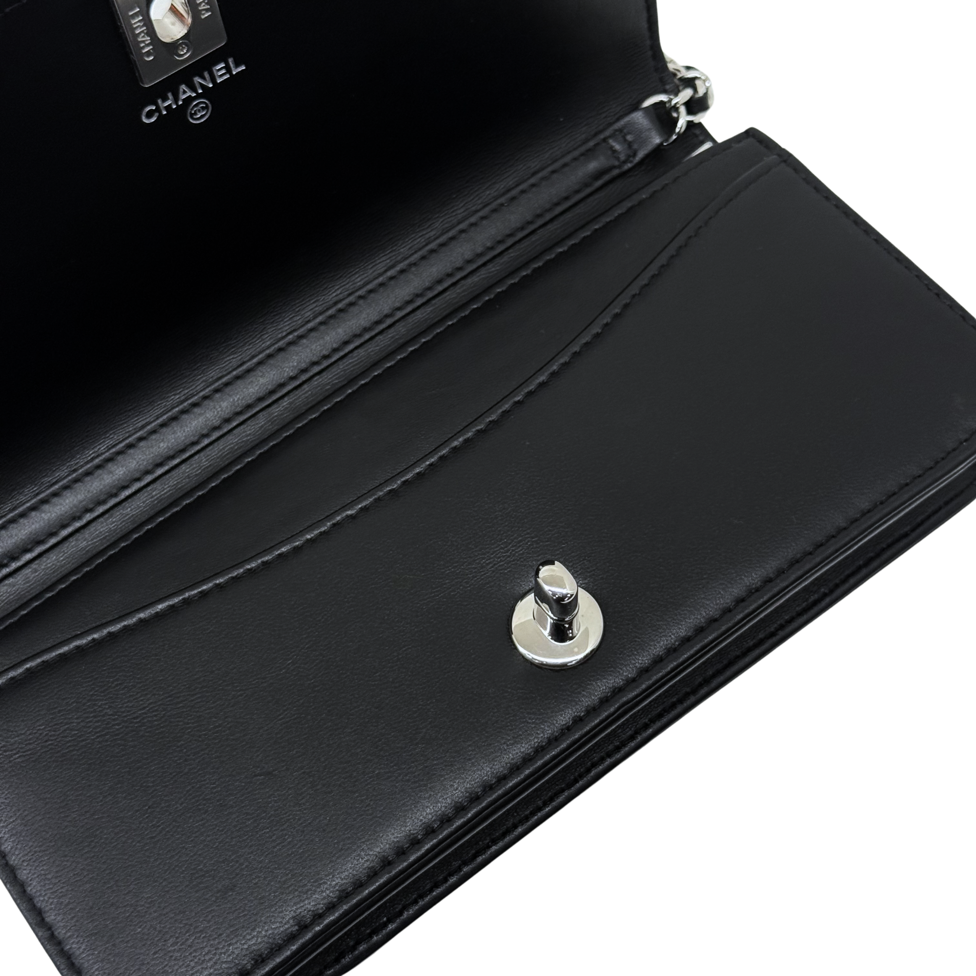 Chanel 23B Black Silver CC Logo Sequin Clutch On Chain Silver Hardware microchipped (pre-owned)