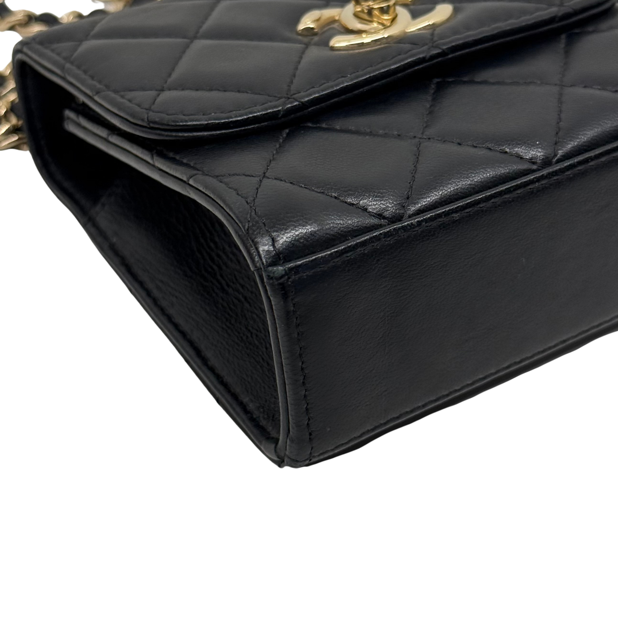 Pre-owned Chanel quilted leather shoulder bag, side view with gold chain strap