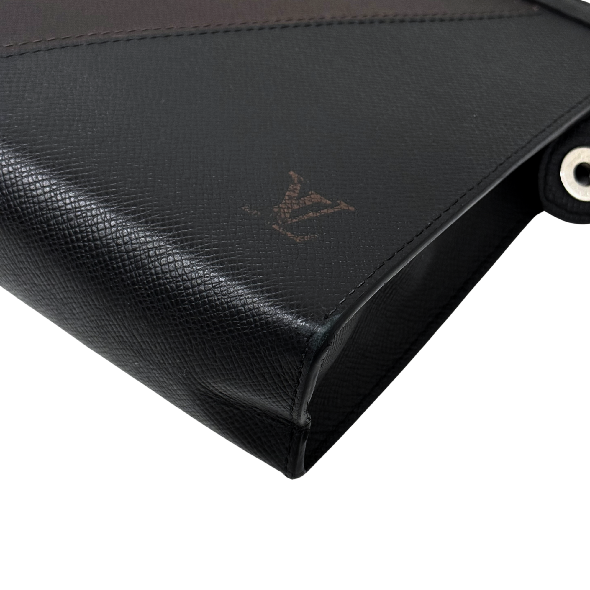 Louis Vuitton Pochette Voyage Taiga Leather MM (pre-owned)