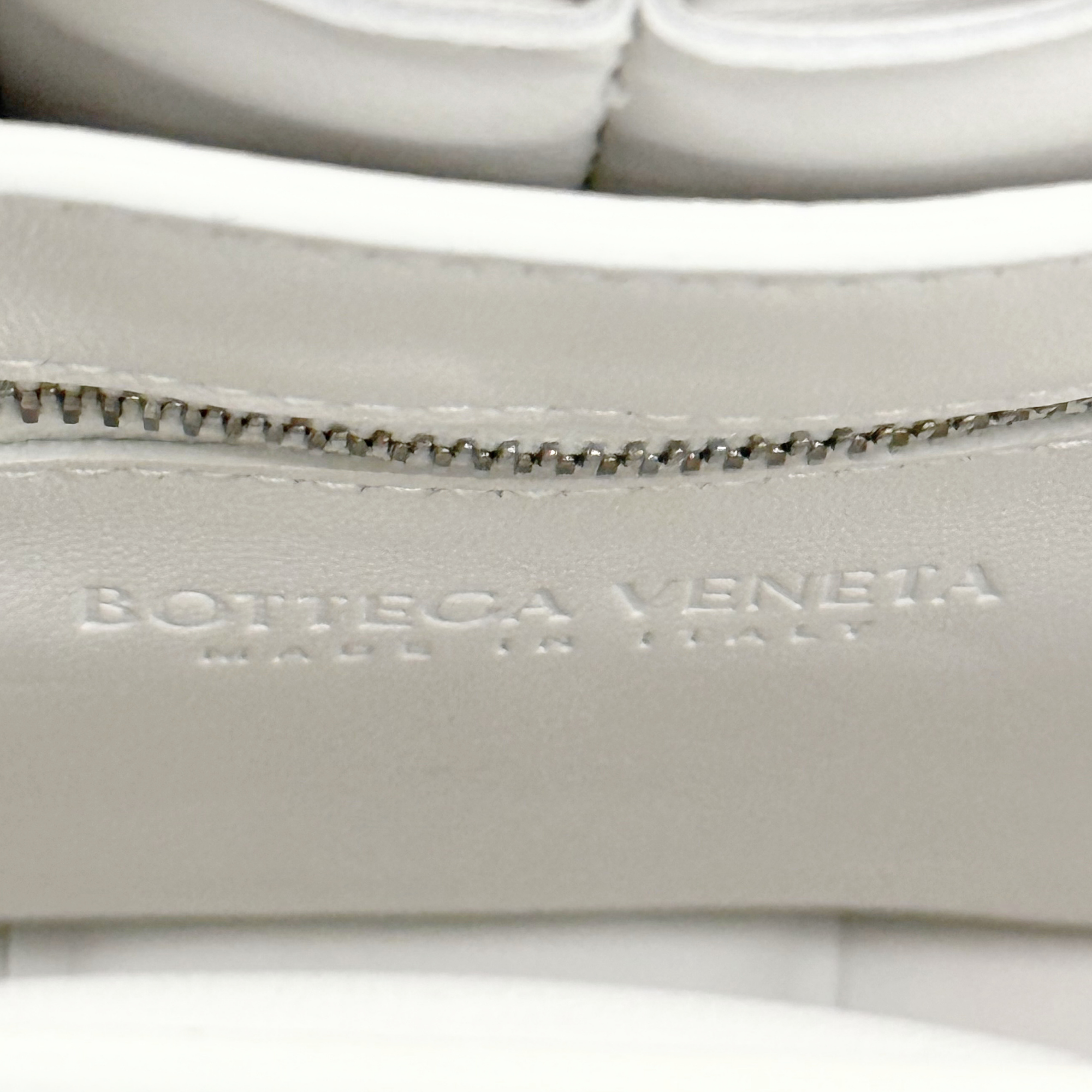 White top with Bottega Veneta embossed logo and stitched edge