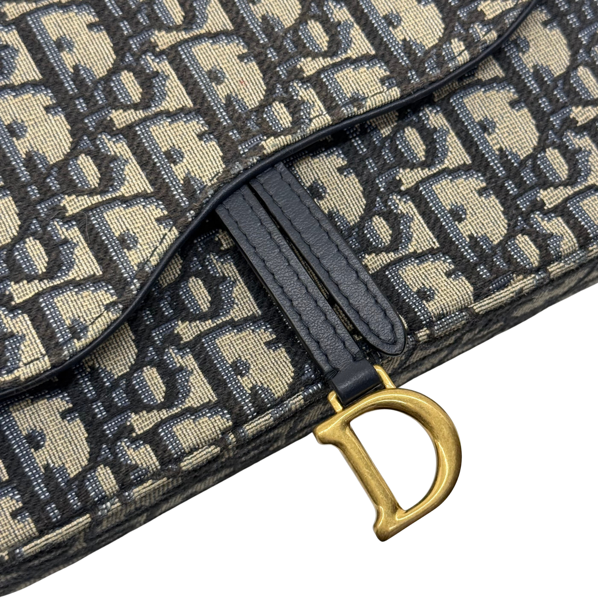 Pre-owned Dior shoulder bag clasp with gold D-ring on patterned canvas