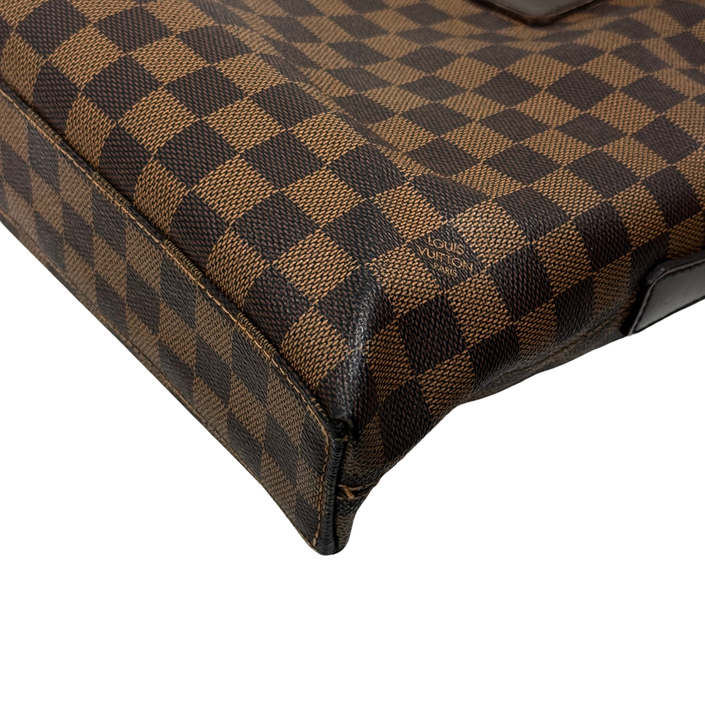 Pre-owned Louis Vuitton checkered handbag end corner with embossed logo and stitched trim